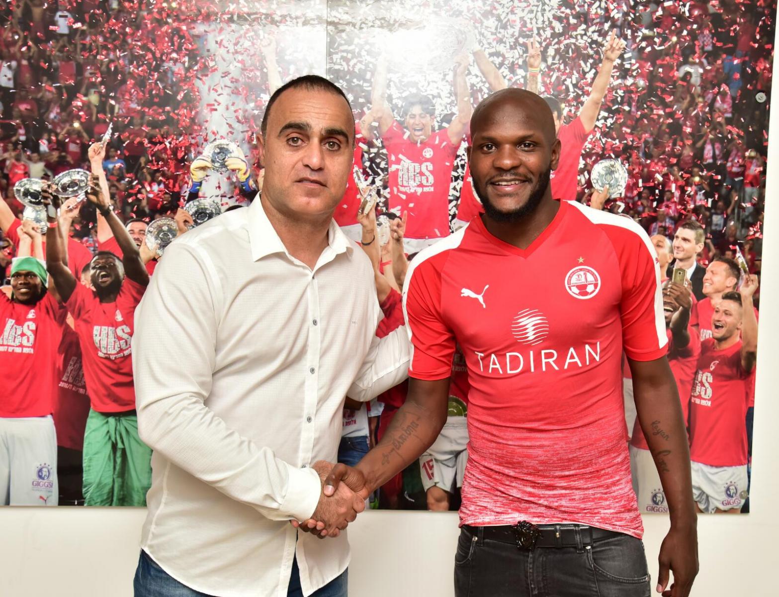 ז׳וליאן סטו עם אסי רחמים. הצרפתי יכול לשחק גם כבלם (צילום: באדיבות המועדון)